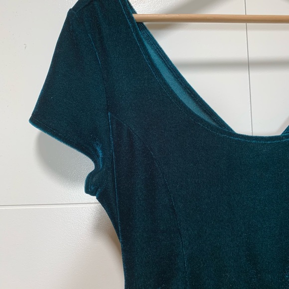 teal, velvet open-back dress ✨ - Picture 3 of 6